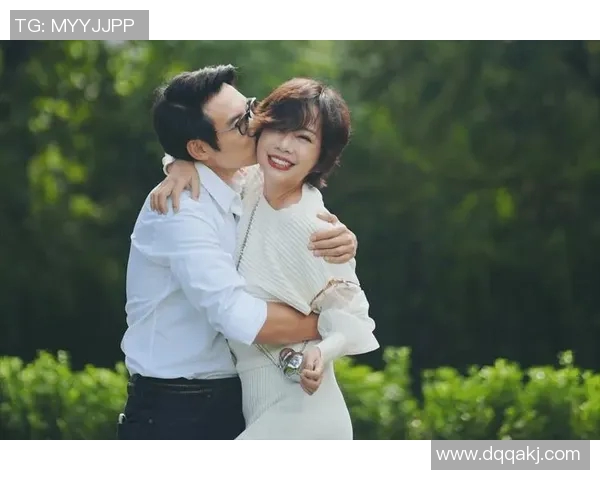 足球明星在球场上甜蜜互动秀恩爱引发球迷热议与羡慕